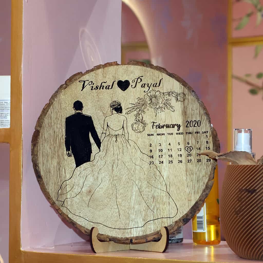 Save the Date Wooden Frame Rounde Shape